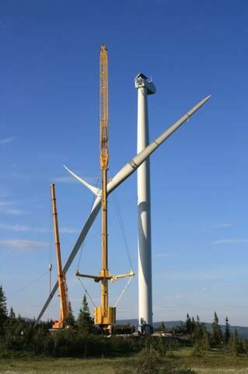 Turbinerna är 2,5 MW Nordex 90. Navhöjden är 80 meter och rotordiamtern 90 meter vilket ger en total höjd på 125 meter från marken till översta vingspetsen. Storrun Vindpark vänts producera 80.000.000 kWh årligen vilket motsvarar elförbrukningen i 5 300 villor. Foto: Dong Energy