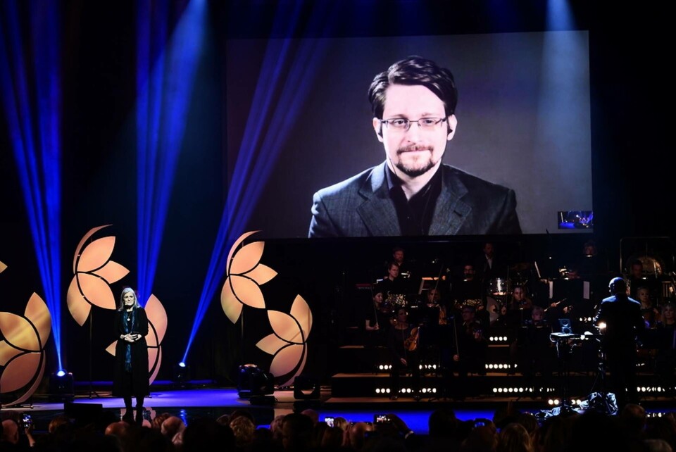 Edward Snowden på storbildsskärm vid utdelningen av Right Livelihood-priset 2019 i Stockholm. Han fick priset 2014. Arkivbild. Foto: Foto: Erik Simander/TT Edward Snowden på storbildsskärm vid utdelningen av Right Livelihood-priset 2019 i Stockholm. Han fick priset 2014. Arkivbild. Foto: Foto: Erik Simander/TT