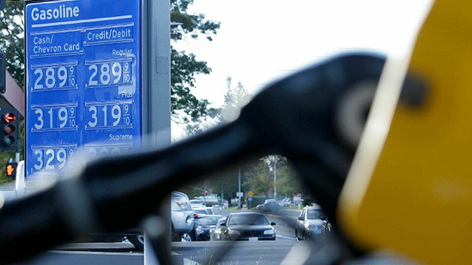Petaluma i norra Kalifornien tros vara den första amerikanska staden som förbjuder alla nya bensinstationer. Bilden är tagen vid en bensinstation i Sacramento. Arkivbild. Foto: Rich Pedroncelli/AP Photo