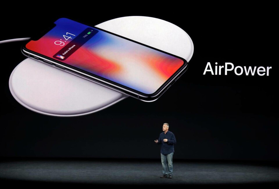 Apples globala marknadschef Phil Shiller förhandsvisade Airpower i september 2017. Nu står det klart att produkten skrotas. Foto: AP Photo/Marcio Jose Sanchez Apples globala marknadschef Phil Shiller förhandsvisade Airpower i september 2017. Nu står det klart att produkten skrotas. Foto: AP Photo/Marcio Jose Sanchez