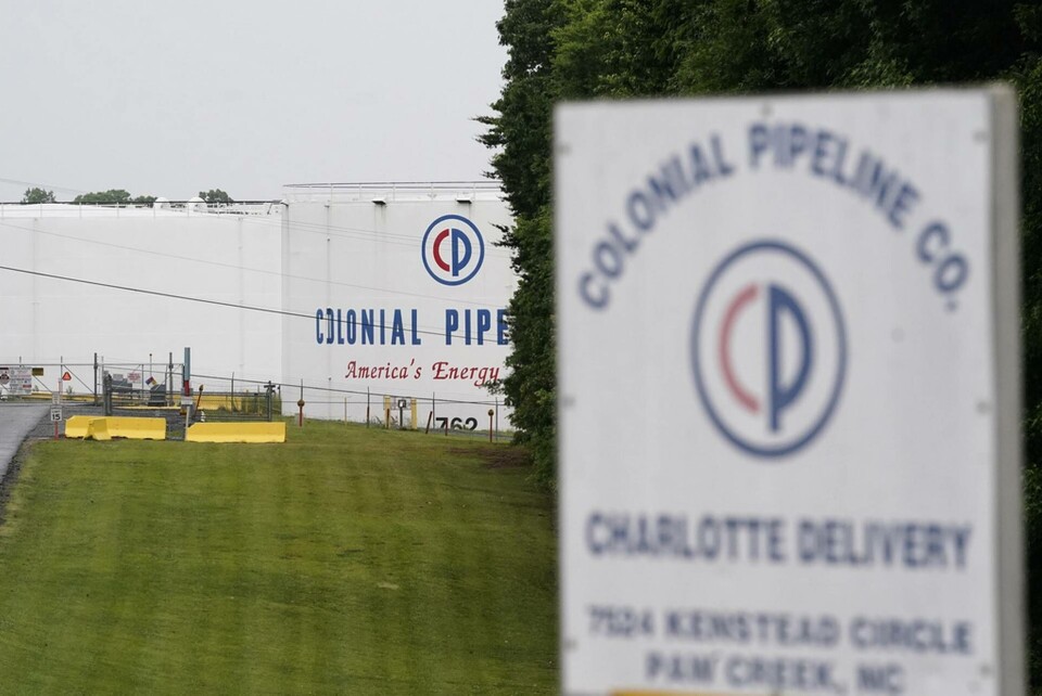 Colonial Pipeline, som sköter driften av USA:s största oljeledning, tvingades till ett stopp i sin verksamhet under flera dagar efter att ha utsatts för en cyberattack i maj i år. Arkivbild. Foto: Chris Carlson/AP/TT Colonial Pipeline, som sköter driften av USA:s största oljeledning, tvingades till ett stopp i sin verksamhet under flera dagar efter att ha utsatts för en cyberattack i maj i år. Arkivbild. Foto: Chris Carlson/AP/TT