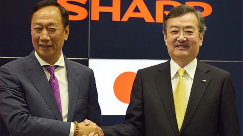 Terry Gou, Hon Hai (Foxconn) och Kozo Takahashi, Sharp skakar hand efter samgåendet 2 april. Foto: Sharp Terry Gou, Hon Hai (Foxconn) och Kozo Takahashi, Sharp skakar hand efter samgåendet 2 april. Foto: Sharp