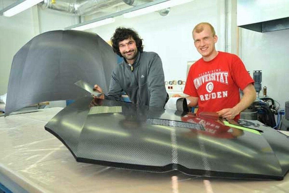 Krockkuddar monteras i en motorhuv i ett forskningsprojekt mellan högskolorna i Aachen och Dresden. Foto: S. George Krockkuddar monteras i en motorhuv i ett forskningsprojekt mellan högskolorna i Aachen och Dresden. Foto: S. George