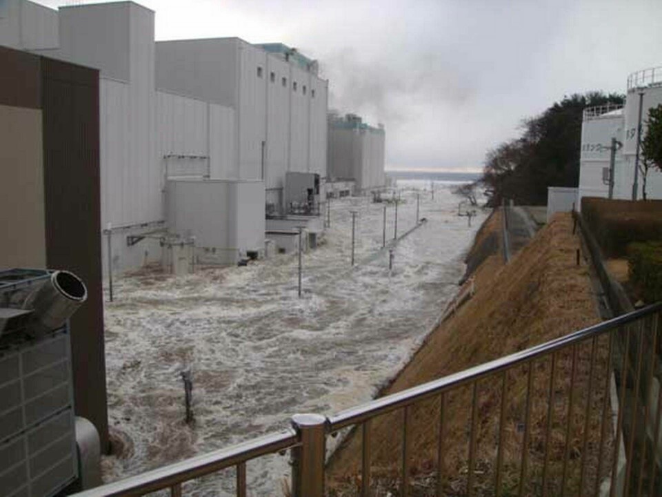 Tsunamivågor forsar in i kärnkraftanläggningen Fukushima Daiichi 11 mars 2011. Foto: Tepco
