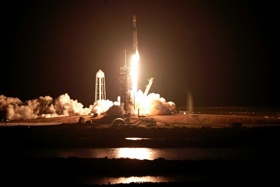 En Falcon 9-raket lyfter från Kennedy Space Center i Florida. Arkivbild. Foto: John Raoux En Falcon 9-raket lyfter från Kennedy Space Center i Florida. Arkivbild. Foto: John Raoux