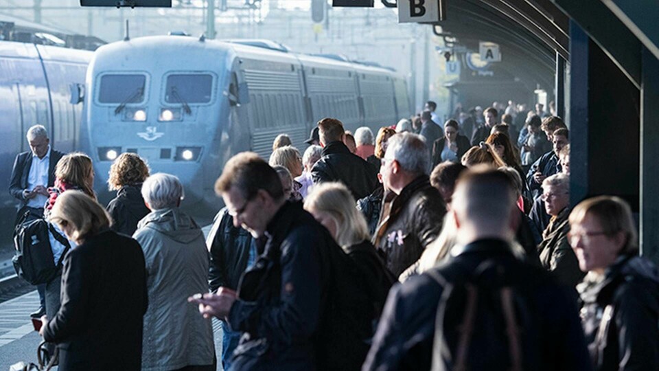 Passagerare väntar på perrongen på Lund C på ett försenat ankommande X2000-tåg Foto: Johan Nilsson / TT