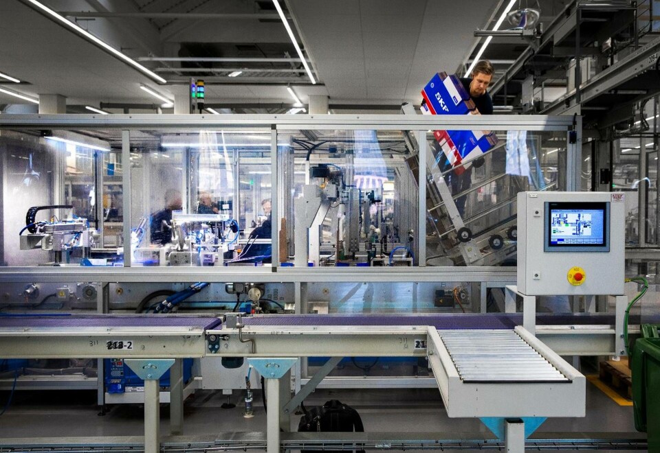 Processoperatören Olle Palmgren fyller roboten med kartonger till lagren. Foto: Sören Håkanlind Processoperatören Olle Palmgren fyller roboten med kartonger till lagren. Foto: Sören Håkanlind