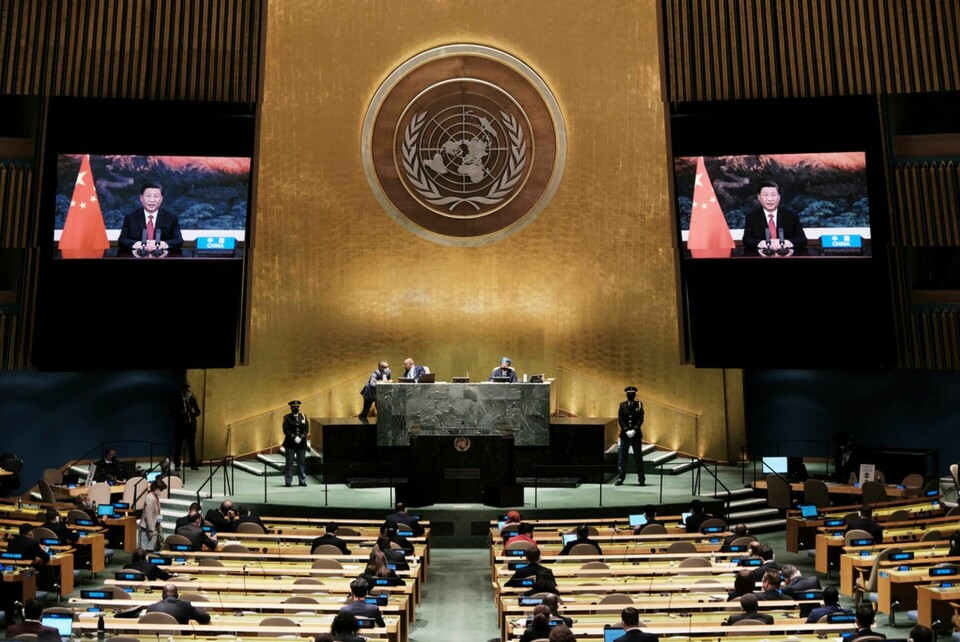 Kinas ledare Xi Jinping (på skärmarna) håller sitt förinspelade tal i FN:s generalförsamling. Foto: Spencer Platt/AP/TT
