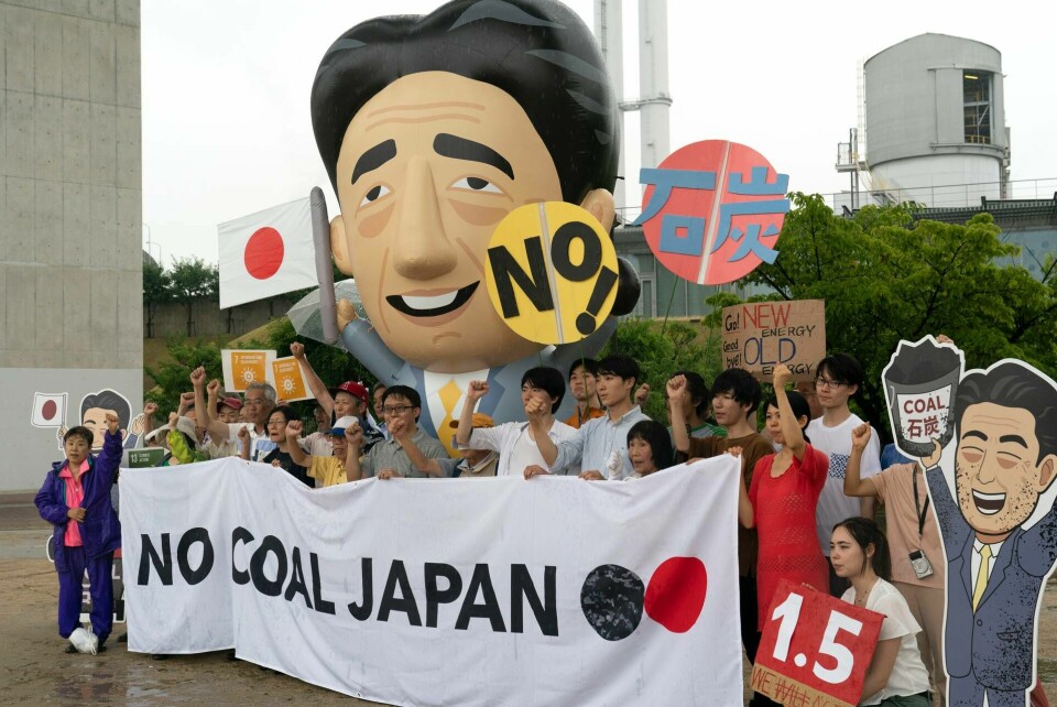 Miljöaktivister och lokalbor under en protest vid ett kolkraftverk i Kobe i västra Japan, inför G20-mötet i juni 2019. Foto: AP Photo/Jae C. Hong