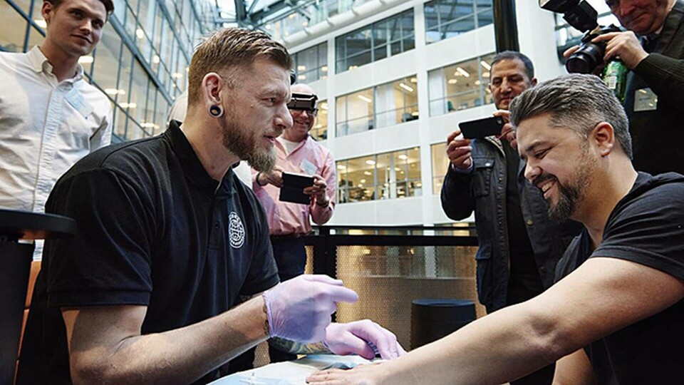 Ny Tekniks reporter Peter Ottsjö (till höger) fick ifjol ett chipp under huden. Inopererad och uppkopplad teknik kan bli allt mer vanligt framöver. Foto: Christian Rhen Ny Tekniks reporter Peter Ottsjö (till höger) fick ifjol ett chipp under huden. Inopererad och uppkopplad teknik kan bli allt mer vanligt framöver. Foto: Christian Rhen
