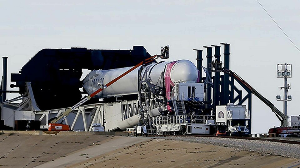 Falcon 9-raketen görs redo för uppskjutning i Kennedy Space Center, Cape Canaveral i Florida. Foto: TT / AP Photo / John Raoux