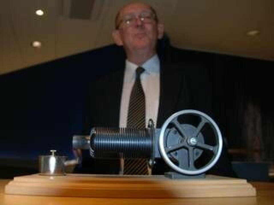 Lars Linde demonstrerar på en liten tvåcylindrig Stirlingmotor hur tekniken fungerar. Den här lilla motorn går igång på värmen från en liten rödspritslåga. Foto: Lars Anders Karlberg