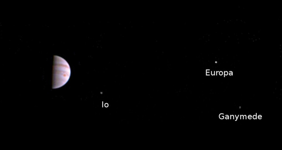 En bild sammanställd av första fotona från Juno som visar Jupiter och dess månar. Foto: NASA/JPL-Caltech/SwRI/MSSS En bild sammanställd av första fotona från Juno som visar Jupiter och dess månar. Foto: NASA/JPL-Caltech/SwRI/MSSS