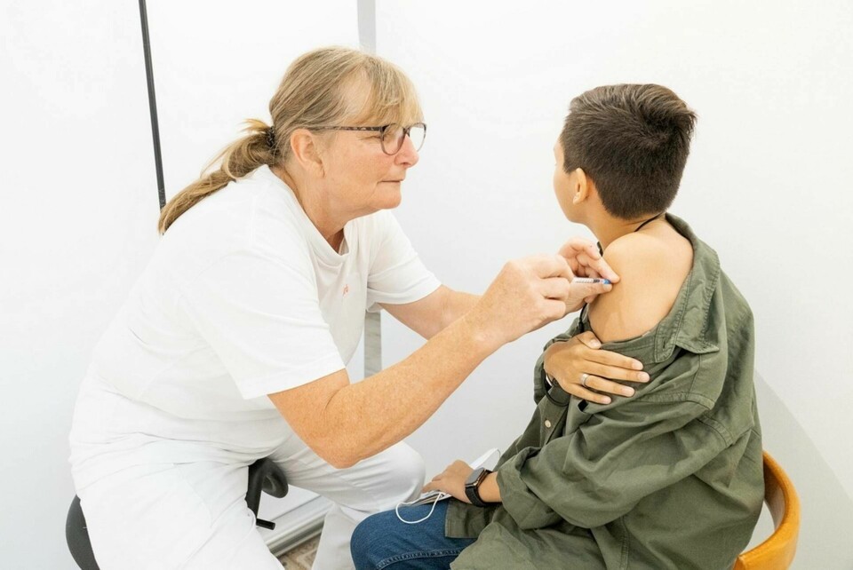 En pojke i Ishøj vaccineras mot covid-19 i en tillfällig vaccinationsmottagning i ett köpcenter i staden. Arkivbild. Foto: Claus Bech/AP/TT