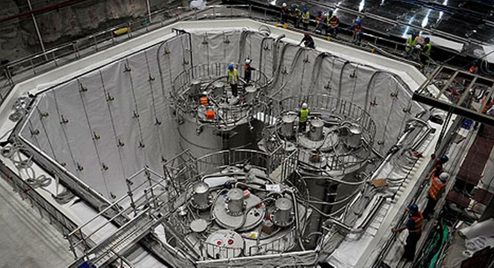 I stora bassänger försöker forskarna spåra neutriner genom kosmisk strålning. Projektet är det största forskningssamarbetet mellan Kina och USA. I stora bassänger försöker forskarna spåra neutriner genom kosmisk strålning. Projektet är det största forskningssamarbetet mellan Kina och USA.