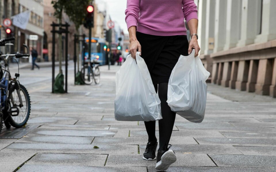 Nu blir det dyrare att köpa med en plastpåse i affären. Foto: Roald, Berit/NTB scanpix/TT