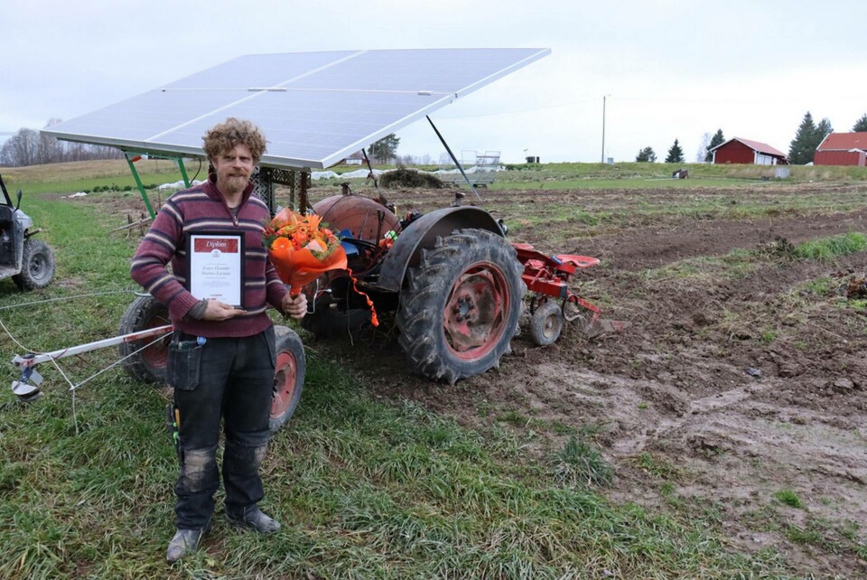 Jesper Elsander och solcellstraktorn som vinner Teknikutmaningen i år. Foto: Rebecca Johansson/TT Jesper Elsander och solcellstraktorn som vinner Teknikutmaningen i år. Foto: Rebecca Johansson/TT