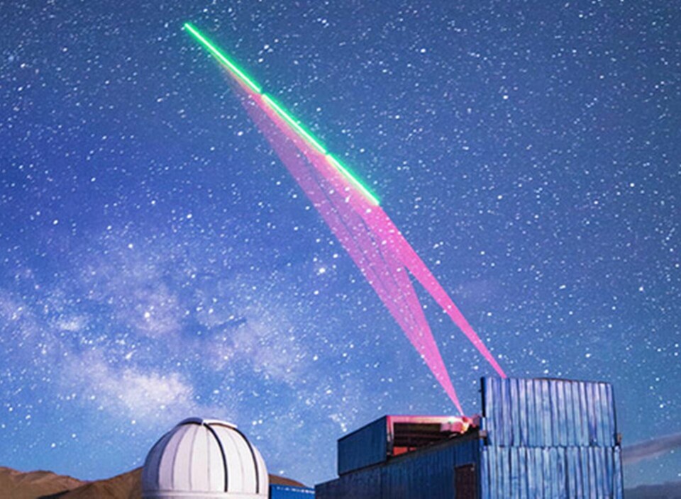 Samlingen av en rad bildsekvenser visar hur röd laser från obervatoriet i Xianglong följer satelliten Micius. Foto: J.-W. Pan / USTC