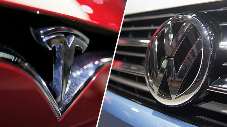 Två loggor. Teslas till vänster och Volkswagen till höger. Foto: TT Två loggor. Teslas till vänster och Volkswagen till höger. Foto: TT