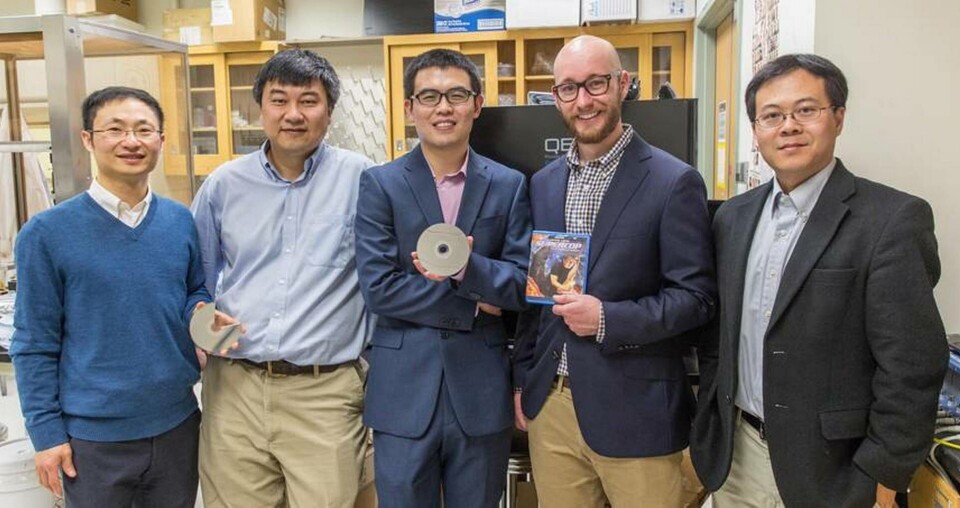 Forskarna pressar mer el ur sollceller med hjälp av Jackie Chans film Supercop. Andra genrer går lika bra, förutsatt att det är Blu-ray.Från vänster Dongning Guo, Cheng Sun, Chen Wang, Alexander Smith och Jiaxing Huang. Foto: Cheng Sun Forskarna pressar mer el ur sollceller med hjälp av Jackie Chans film Supercop. Andra genrer går lika bra, förutsatt att det är Blu-ray.Från vänster Dongning Guo, Cheng Sun, Chen Wang, Alexander Smith och Jiaxing Huang. Foto: Cheng Sun