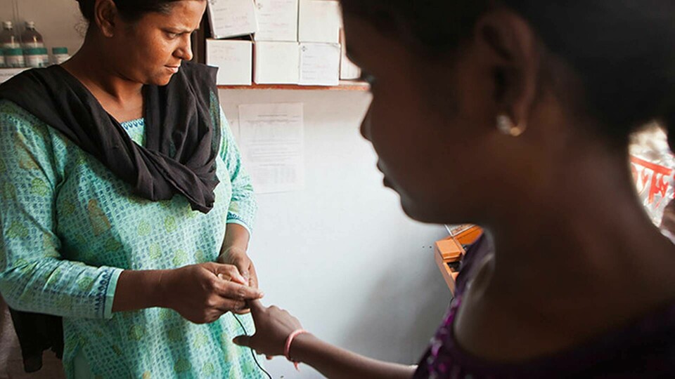 Indiens nya id-satstning har stött på patrull. Arkivbilden från 2012 visar hur en TBC-patient registreras med sitt fingeravtryck i Delhi, Indien. Foto: Alamy