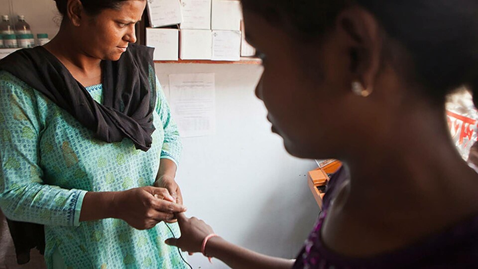 Indiens nya id-satstning har stött på patrull. Arkivbilden från 2012 visar hur en TBC-patient registreras med sitt fingeravtryck i Delhi, Indien. Foto: Alamy Indiens nya id-satstning har stött på patrull. Arkivbilden från 2012 visar hur en TBC-patient registreras med sitt fingeravtryck i Delhi, Indien. Foto: Alamy