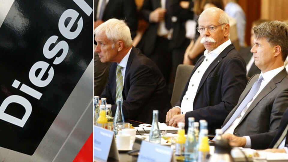 Vänster till höger: Matthias Mueller vd Volkswagen, Dieter Zetsche Daimler AG och vd Mercedes-Benz bilar och Harald Krueger vd BMW. Foto: AP Photo/Michael Probst/TT & Axel Schmidt/Pool PhotoAP/TT Vänster till höger: Matthias Mueller vd Volkswagen, Dieter Zetsche Daimler AG och vd Mercedes-Benz bilar och Harald Krueger vd BMW. Foto: AP Photo/Michael Probst/TT & Axel Schmidt/Pool PhotoAP/TT