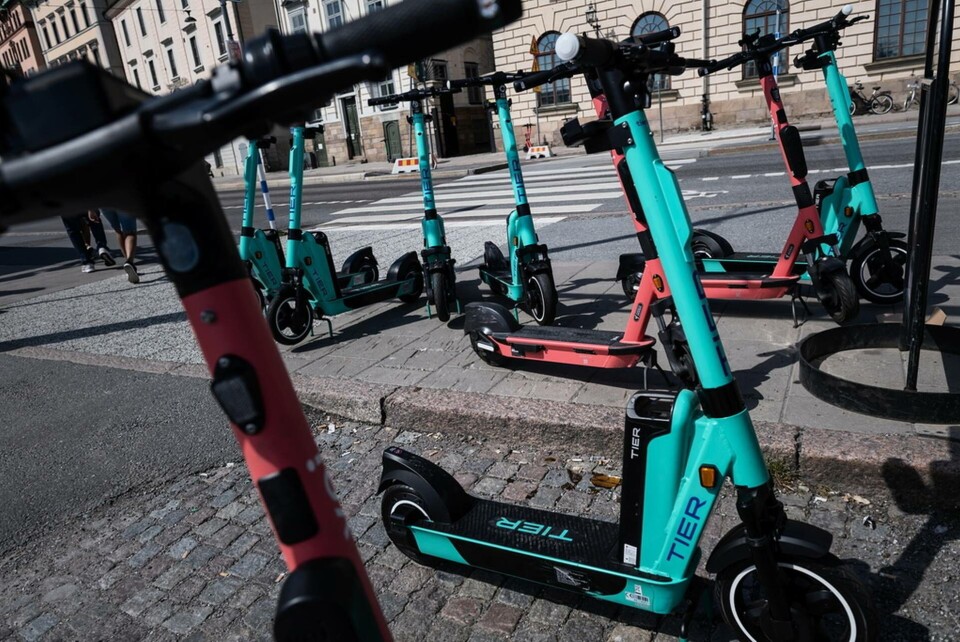 Elsparkcykelföretaget Voi kritiserar att elsparkcyklar förbjuds på gångbanor. Arkivbild. Foto: Stina Stjernkvist/TT Elsparkcykelföretaget Voi kritiserar att elsparkcyklar förbjuds på gångbanor. Arkivbild. Foto: Stina Stjernkvist/TT