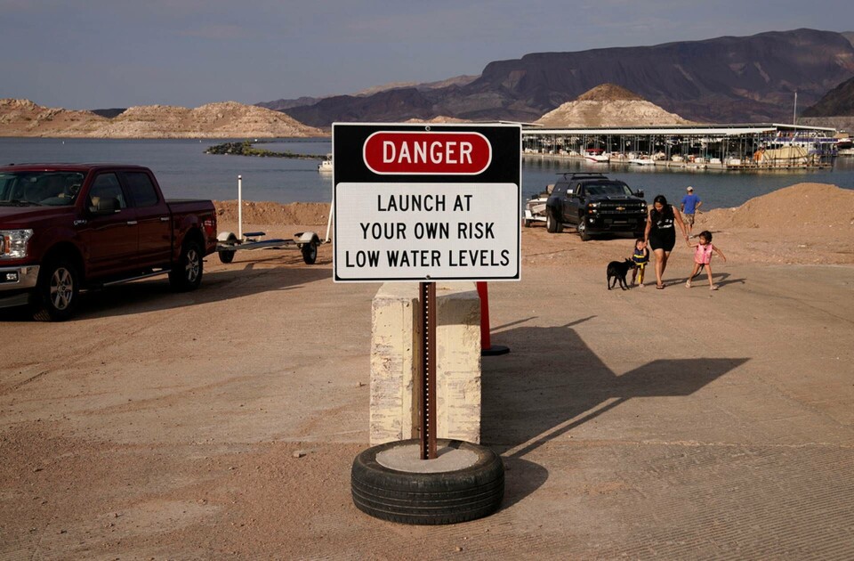 En skylt varnar för lågt vattenstånd i Lake Mead. Foto: John Locher/AP/TT En skylt varnar för lågt vattenstånd i Lake Mead. Foto: John Locher/AP/TT