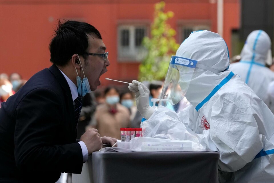 Covidtest i Peking. Foto: Ng Han Guan/AP/TT Covidtest i Peking. Foto: Ng Han Guan/AP/TT