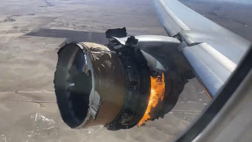 En av Boeings motorer som börjat brinna. Det visar sig nu att Boeing hade planer på att byta ut delar som täcker motorerna. Arkivbild. Foto: Chad Schnell En av Boeings motorer som börjat brinna. Det visar sig nu att Boeing hade planer på att byta ut delar som täcker motorerna. Arkivbild. Foto: Chad Schnell