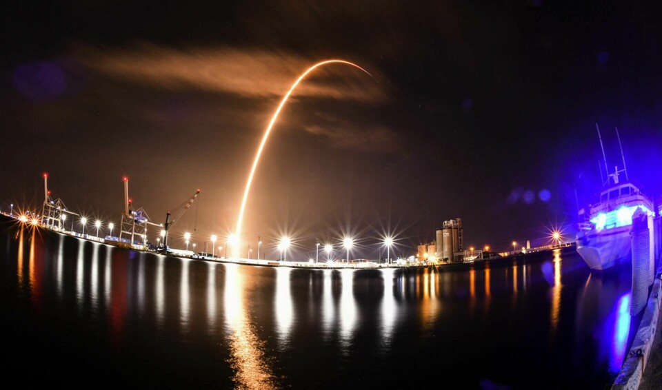Spacex har skickat upp flera laddningar med Starlinksatelliter i år. Arkivbild. Foto: Malcolm Denemark/AP/TT