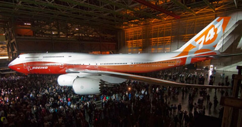 747-8 Intercontinental visas för 10000 gäster. Endast den här flygplansserien målas orange, annars är Boeings färg blå. Foto: Boeing 747-8 Intercontinental visas för 10000 gäster. Endast den här flygplansserien målas orange, annars är Boeings färg blå. Foto: Boeing