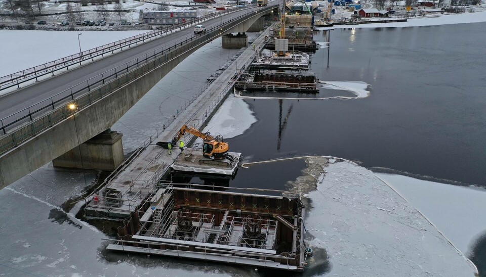 Den gamla Kalixbron till vänster och bron som ska komma att ersätta den om några månader till höger. Den gamla Kalixbron till vänster och bron som ska komma att ersätta den om några månader till höger.