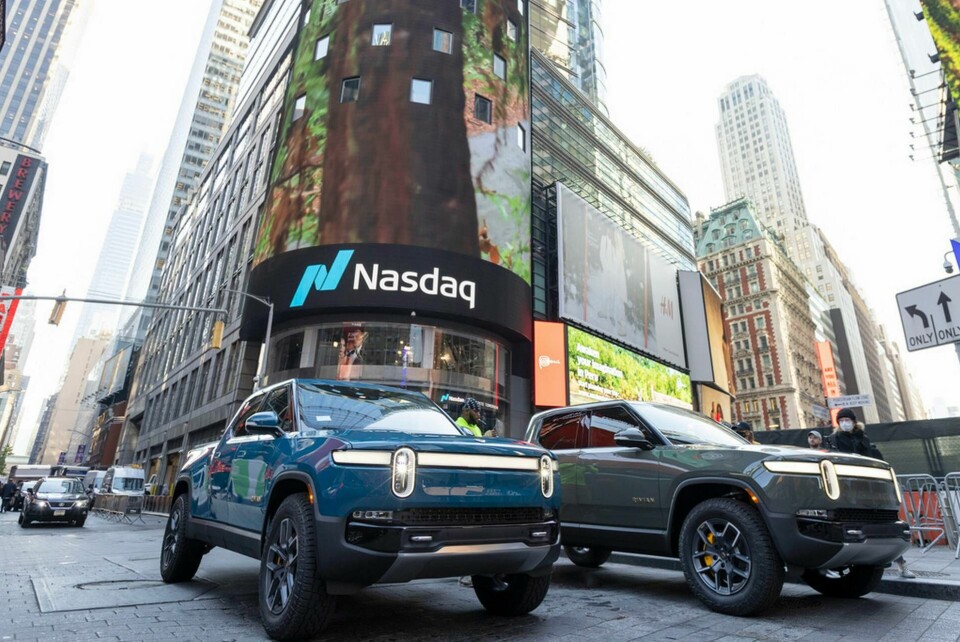 Rivianbilar visades upp på Times Square inför bolagets notering på New York-börsen i november förra året. Foto: Ann-Sophie Fjello-Jensen/Rivian/AP/TT