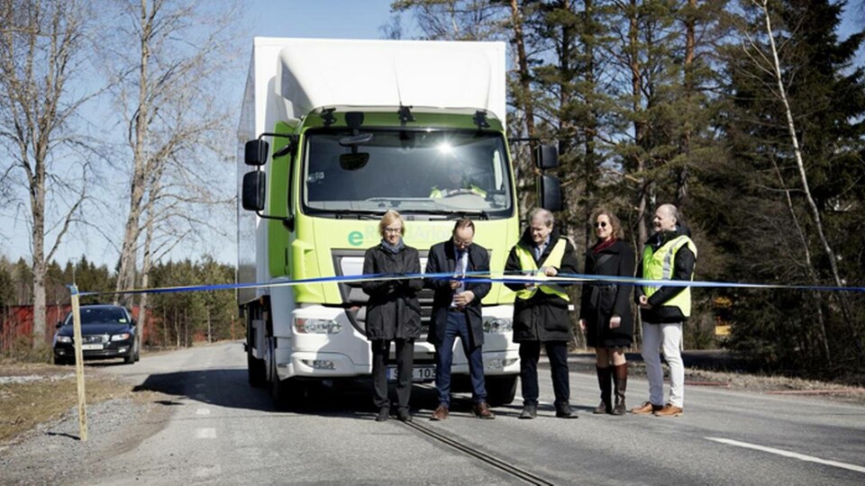 Invigningsbanden klipptes av Lena Erixon, Trafikverkets generaldirektör, Tomas Eneroth (S), infrastrukturminister och Gunnar Asplund, innovatör på Elways med ett förflutet inom HVDC på ABB. Foto: Jörgen Appelgren Invigningsbanden klipptes av Lena Erixon, Trafikverkets generaldirektör, Tomas Eneroth (S), infrastrukturminister och Gunnar Asplund, innovatör på Elways med ett förflutet inom HVDC på ABB. Foto: Jörgen Appelgren