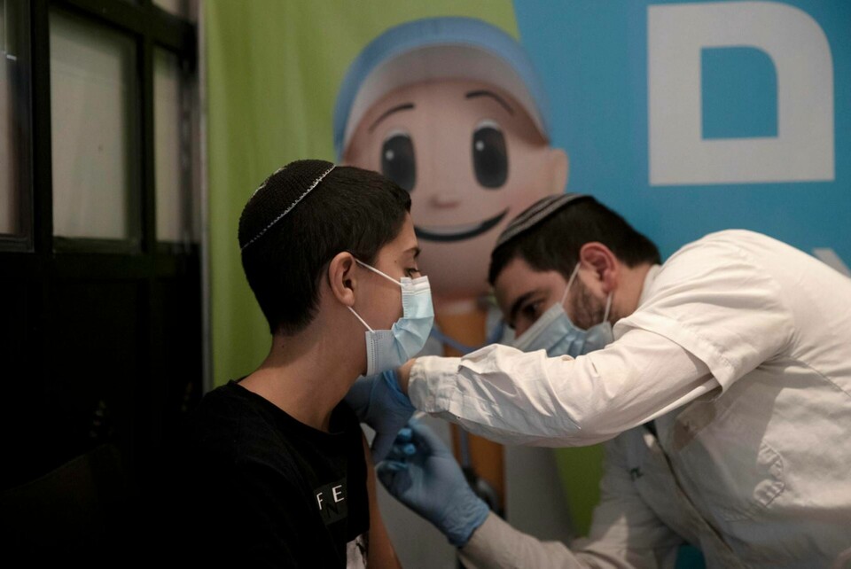 En 14-årig pojke vaccineras i Jerusalem, Israel. Arkivbild. Foto: Maya Alleruzzo/AP/TT