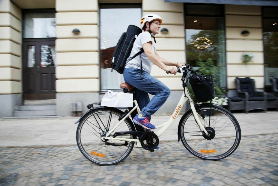 Bidragen till elcyklar har blivit en vattendelare i svensk politik. Annika Welander är en av Stockholms elcyklister. Foto: Jörgen Appelgren