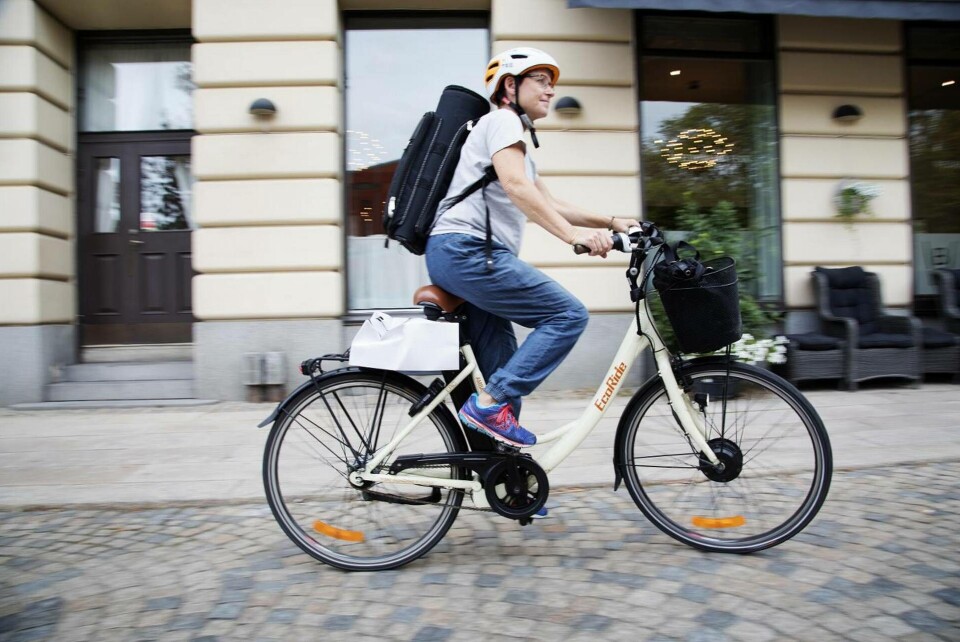 Bidragen till elcyklar har blivit en vattendelare i svensk politik. Annika Welander är en av Stockholms elcyklister. Foto: Jörgen Appelgren Bidragen till elcyklar har blivit en vattendelare i svensk politik. Annika Welander är en av Stockholms elcyklister. Foto: Jörgen Appelgren