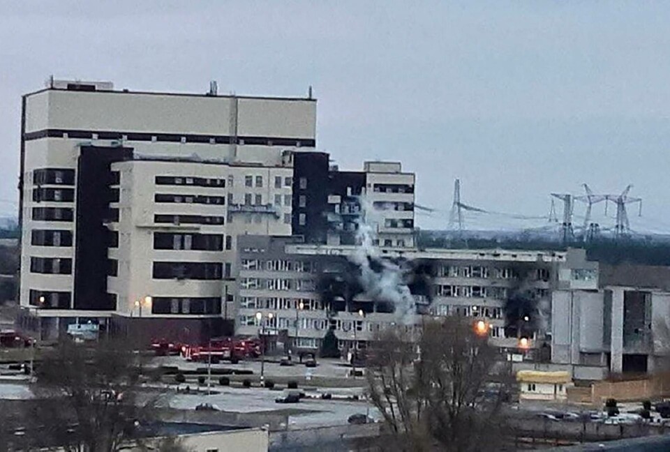 Det ukrainska kärnkraftverket Zaporizjzja attackerades av ryska styrkor den 4 mars. I samband med striderna bröt en brand ut, som här fotograferades den 5 mars. Foto: Energoatom via AP/TT Det ukrainska kärnkraftverket Zaporizjzja attackerades av ryska styrkor den 4 mars. I samband med striderna bröt en brand ut, som här fotograferades den 5 mars. Foto: Energoatom via AP/TT