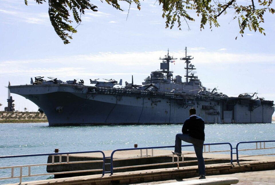 USS Kearsarge leder en amfibieinsatsstyrka och används framförallt för att transportera trupper från hav till land. Arkivbild. Foto: AP/TT