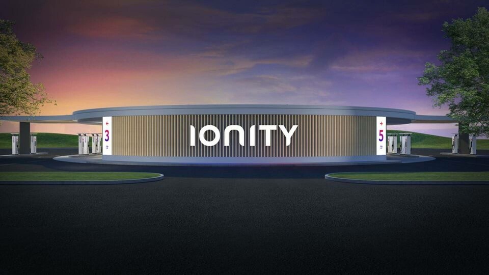 Ionity ska köpa egna fastigheter och utifrån dem bygga upp ett ekosystem av “oaser”. Foto: Ionity Ionity ska köpa egna fastigheter och utifrån dem bygga upp ett ekosystem av “oaser”. Foto: Ionity
