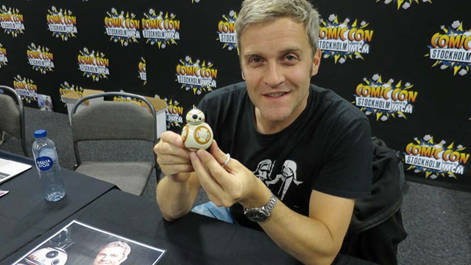 Matt Denton på Comic Con-mässan, med liten BB-8. Foto: Ada Fredelius Matt Denton på Comic Con-mässan, med liten BB-8. Foto: Ada Fredelius