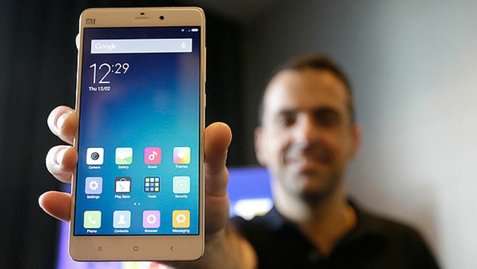 Den extremt populära mobiltillverkaren Xiaomi spås tappa förstaplatsen i Kina till Apple. Foto: TT