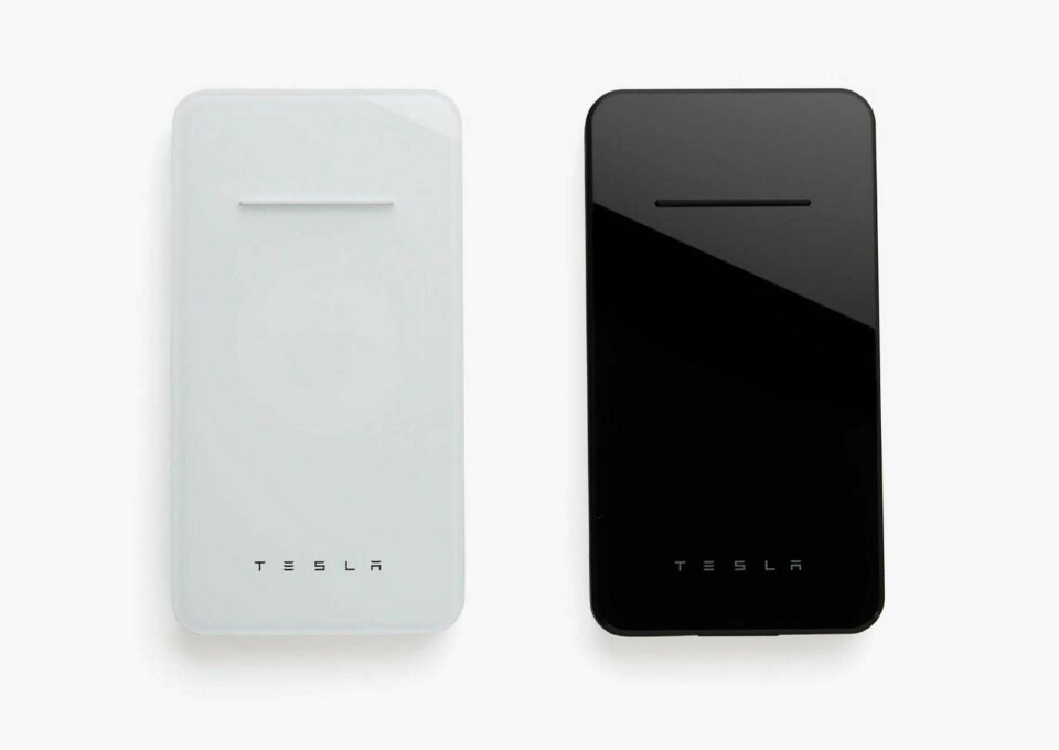 Teslas mobilladdare ser ut som ett Powerwall-batteri i minatyr och finns i två färger. Foto: Tesla