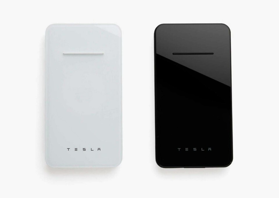 Teslas mobilladdare ser ut som ett Powerwall-batteri i minatyr och finns i två färger. Foto: Tesla Teslas mobilladdare ser ut som ett Powerwall-batteri i minatyr och finns i två färger. Foto: Tesla