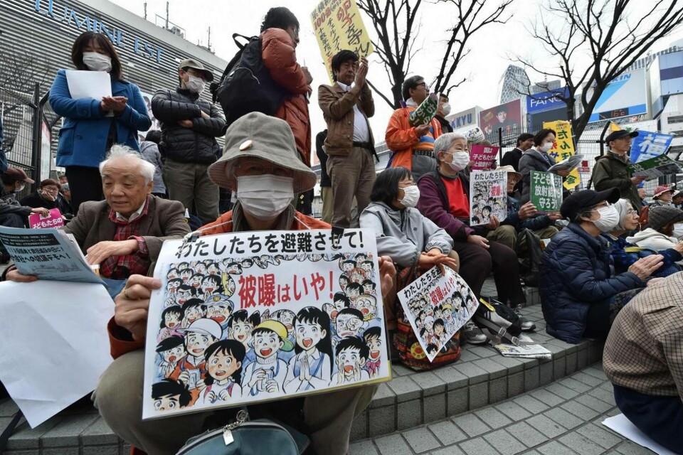 Evakuerade från Fukushima-provinsen protesterar mot regeringen. På skyltarna skriver de att regeringen måste skydda barnen mot strålningen efter kärnkraftsolyckan för fem år sedan. Foto: Kazuhiro Nogi / AP / TT Evakuerade från Fukushima-provinsen protesterar mot regeringen. På skyltarna skriver de att regeringen måste skydda barnen mot strålningen efter kärnkraftsolyckan för fem år sedan. Foto: Kazuhiro Nogi / AP / TT