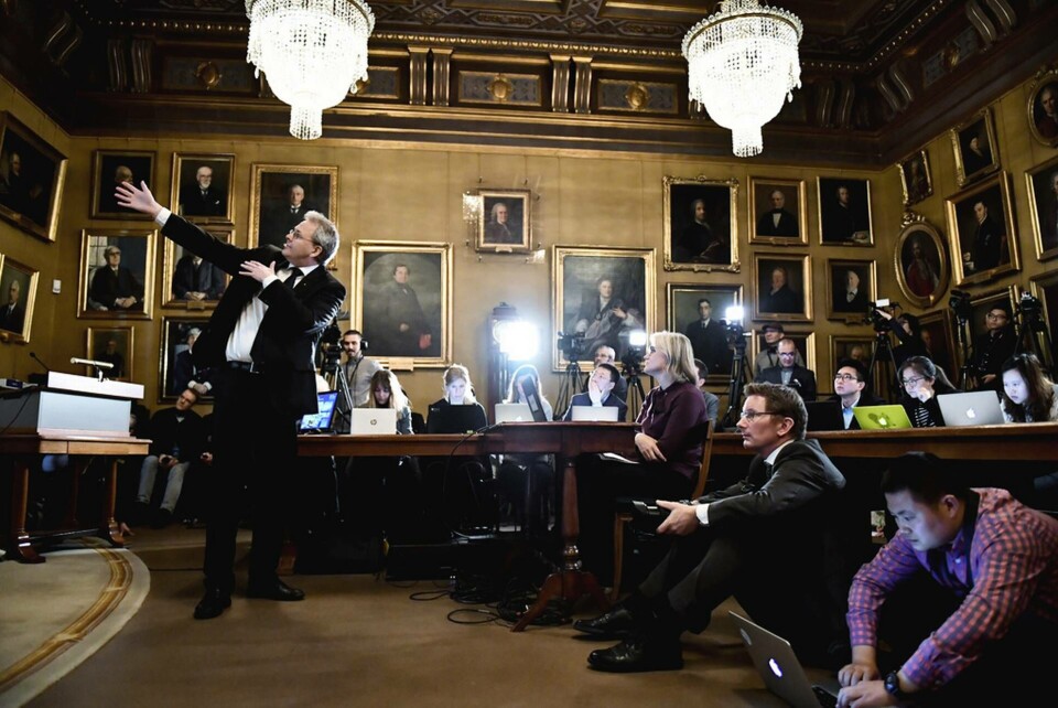 Så här brukar det se ut när Nobelpristagarna i kemi och fysik presenteras i Sessionssalen. Foto: Naina Hel n Jåma/TT Så här brukar det se ut när Nobelpristagarna i kemi och fysik presenteras i Sessionssalen. Foto: Naina Hel n Jåma/TT