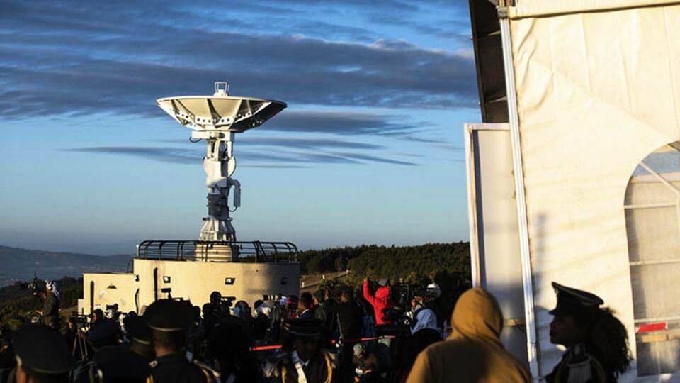 Deltagare vid en ceremoni under fredagen vid rymdobservatoriet Entoto utanför Addis Abeba under uppskjutningen av Etiopiens första satellit, som skedde från en station i Kina. Foto: Mulugeta Ayene/AP/TT Deltagare vid en ceremoni under fredagen vid rymdobservatoriet Entoto utanför Addis Abeba under uppskjutningen av Etiopiens första satellit, som skedde från en station i Kina. Foto: Mulugeta Ayene/AP/TT