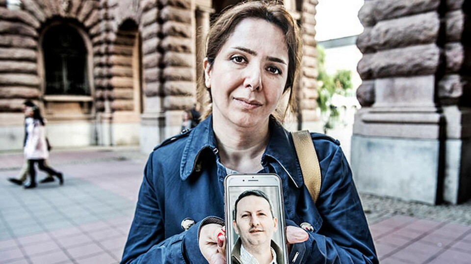 Vida Mehrannia, gift med KI-forskaren Ahmadreza Djalali som sitter fängslad i Iran sedan 18 månader tillbaka, anklagad för spioneri. Här visar hon en bild på sin man. Foto: Tomas Oneborg/SvD/TT Vida Mehrannia, gift med KI-forskaren Ahmadreza Djalali som sitter fängslad i Iran sedan 18 månader tillbaka, anklagad för spioneri. Här visar hon en bild på sin man. Foto: Tomas Oneborg/SvD/TT